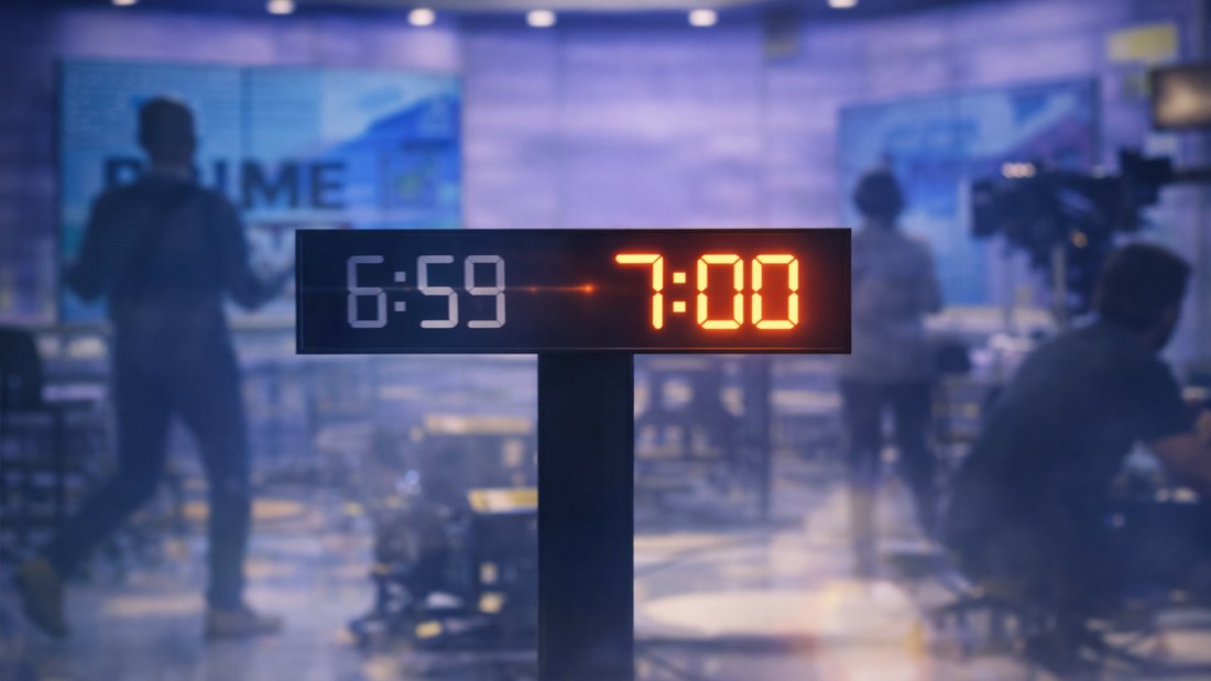 Think Like a Customer, Ja graphic about the longest minute in a newsroom